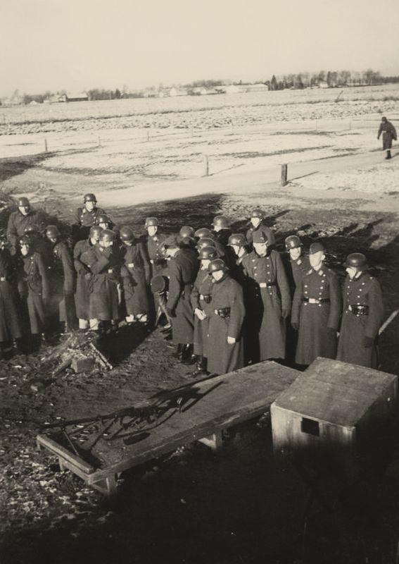 Rekruten bei der Schießausbildung am neuen Maschinengewehr MG 42 auf dem Schießplatz unweit von Seligenfeld, 1942