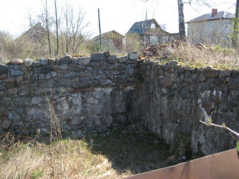 Vermutliche Fundamentfragmente der ehemaligen Seligenfelder Kirche um 2010 (Foto: russ. unbekannt)
